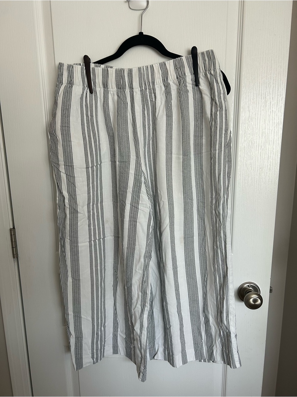 Ricki's White with Gray Vertical Stripe Wide-Leg Capris